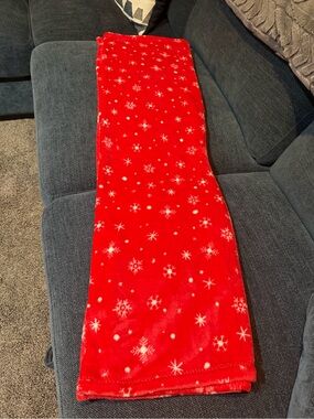 Cozy Red Snowflake Plush Throw Blanket - Soft Holiday Throw